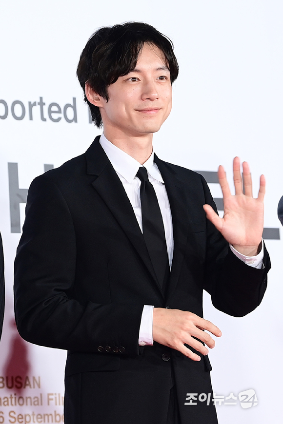 (왼쪽부터)배우 이병헌-이성민-염혜란-박희순-손예진-박찬욱 감독이 17일 오후 부산광역시 해운대구 영화의 전당에서 열린 제30회 부산국제영화제 개막식 레드카펫 행사에 참석하고 있다. [사진=정소희 기자]