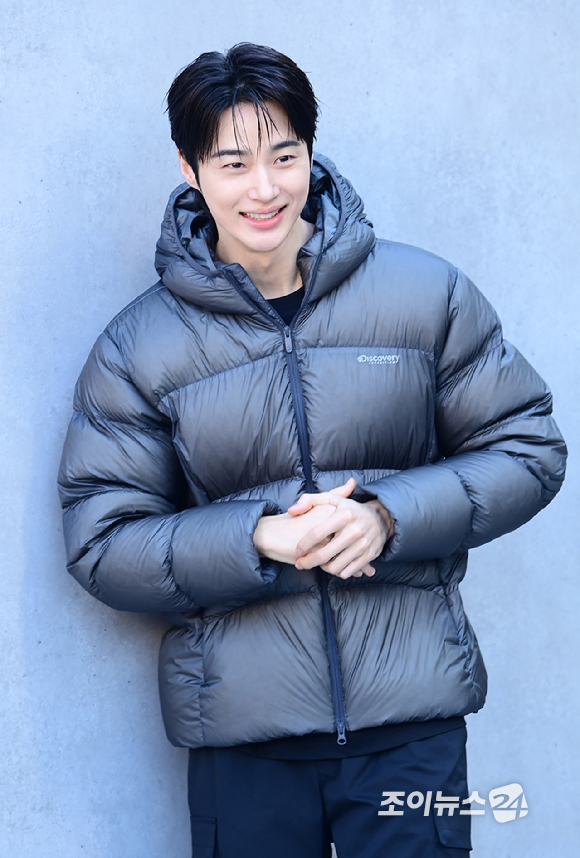 배우 변우석이 23일 오후 서울 성동구 코사이어티 서울숲에서 진행된 DISCOVERY WINTER BASE CAMP 포토콜 행사에 참석하고 있다. [사진=정소희 기자]