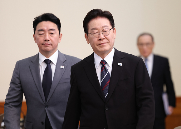 이재명 대통령이 16일 청와대에서 열린 수석보좌관회의에 입장하고 있다. 2026.4.16 [청와대통신사진기자단] [사진=연합뉴스]