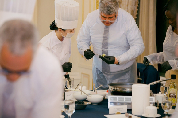 지난 20일 롯데호텔 서울에서 열린 '구절판 체험 만찬 행사'에서 각국 대사들이 구절판 만들기 체험을 하는 모습. [사진=롯데호텔앤리조트]
