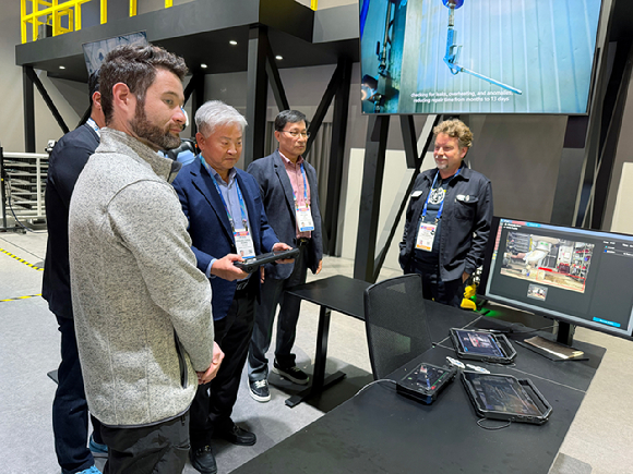 정명철 에티버스그룹 회장이CES 2026 현장에서 보스턴 다이내믹스(Boston Dynamics) 부스를 방문해 4족 보행 로봇 &lsquo;스팟(Spot)&rsquo;을 직접 조작해보며 차세대 로보틱스 기술과 산업 적용 가능성을 살펴보고 있다. [사진=에티버스그룹]