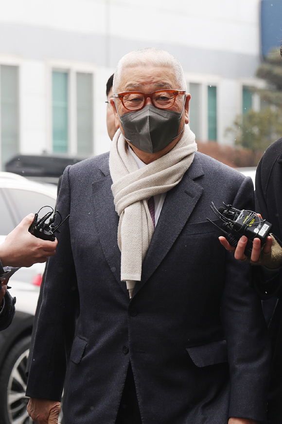 삼표그룹 정도원 회장(가운데)이 10일 오후 경기도 의정부시 가능동 의정부지방법원에서 선고 공판 출석을 위해 법정으로 이동하고 있다. 지난 2022년 1월 삼표산업 양주 사업소에서 채석장 토사가 무너지며 작업 중이던 근로자 3명이 사망했다. 이는 중대재해 처벌 등에 관한 법률(중처법)이 시행된 지 이틀 만에 발생한 1호 사고다. 2026.2.10 [사진=연합뉴스]