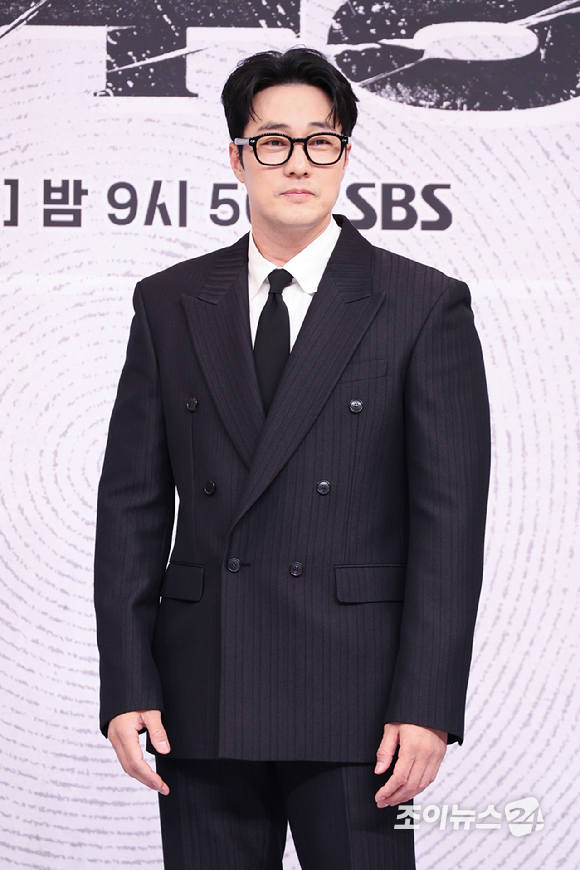 배우 최대훈, 소지섭, 윤경호가 25일 오후 서울 양천구 목동 SBS에서 진행된 SBS 새 금토드라마 '김부장' 제작발표회에 참석해 포즈를 취하고 있다. [사진=문수지 기자]