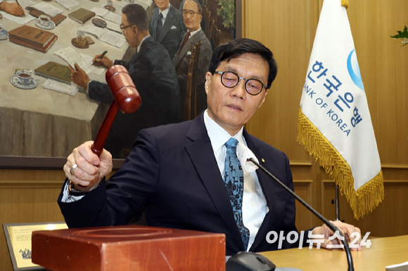 이창용 한국은행 총재가 17일 서울 중구 한국은행에서 열린 금융통화위원회 통화정책방향 회의를 주재하고 있다. [사진=사진공동취재단]