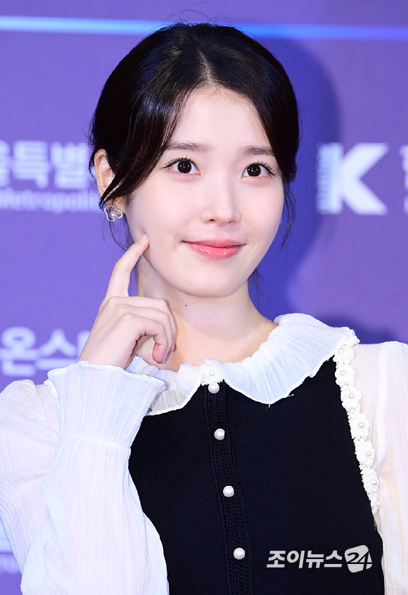 가수 겸 배우 아이유가 28일 오후 서울 소공동 롯데호텔에서 열린 '2025 NEWSIS 한류엑스포'에 참석하고 있다. [사진=정소희 기자]