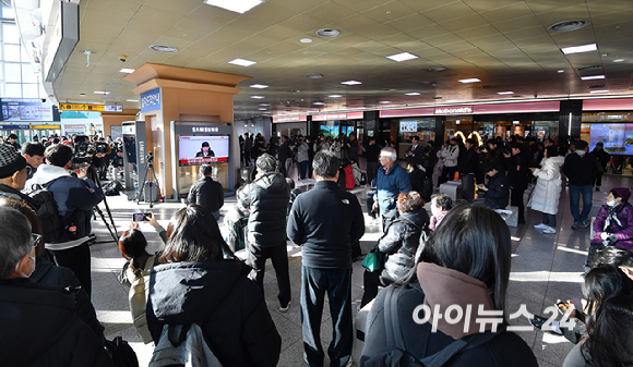 19일 오후 서울역 대합실에 설치된 TV를 통해 윤석열 전 대통령의 내란 우두머리 혐의 1심 선고가 생중계 되고 있다. 이날 재판부는 윤석열 전 대통령에게 무기징역을 선고했다. [사진=곽영래 기자]