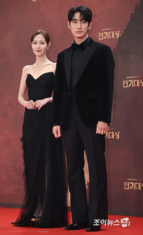 배우 신슬기, 윤박이 31일 오후 서울 여의도 KBS에서 열린 2025 KBS 연기대상&nbsp;레드카펫 포토월 행사에서 포즈를 취하고 있다. [사진=곽영래 기자]