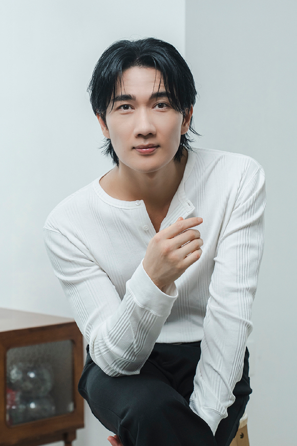 배우 엄태구가 영화 '와일드 씽' 인터뷰에 앞서 포즈를 취하고 있다. [사진=롯데엔터테인먼트]