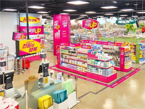 다이소 이마트고덕점 '국민득템 천원의 행복' 코너. [사진=다이소]