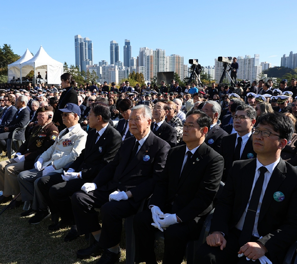 유엔 참전용사 추모의 날에 참석자들. 왼쪽부터 유엔 참전용사, 국내 참전용사, 박형준 부산시장, 이중근 대한노인회장, 박수영 국회의원. [사진=부영그룹]