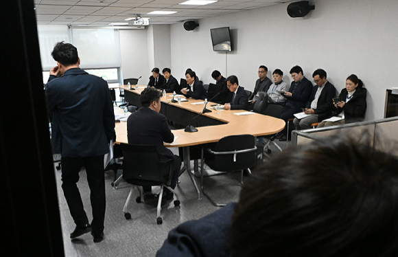 27일 국회의원회관에서 재정경제기획위원회 소속 더불어민주당 의원들과 이형일 재정경제부 1차관이 참석한 가운데 당정협의가 열리고 있다. [사진=연합뉴스]