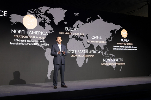 호세 무뇨스 현대자동차 대표이사(CEO) 사장이 18일(현지시간) 미국 뉴욕 맨해튼 '더 셰드(The Shed)'에서 열린 '2025 현대차 CEO 인베스터 데이'에서 발표하고 있다. [사진=현대자동차]