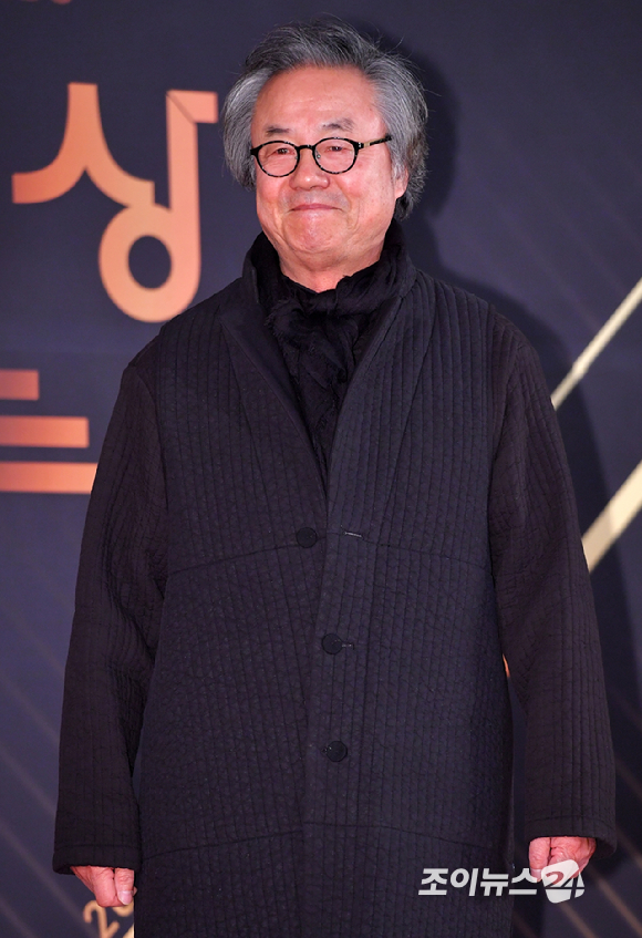 &apos;보관문화훈장&apos; 정동환, &apos;활동 중단&apos; 이순재 언급 &quot;건강 좋지 않아...회복 간절히 기원&quot;