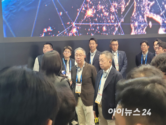 6일(현지시간) 미국 라스베이거스에서 개막한 CES 2026의 LG전자 전시관을 찾은 정의선 현대차그룹 회장(왼쪽)이 류재철 최고경영자(CEO)와 인사를 나누고 있다. [사진=독자제공]