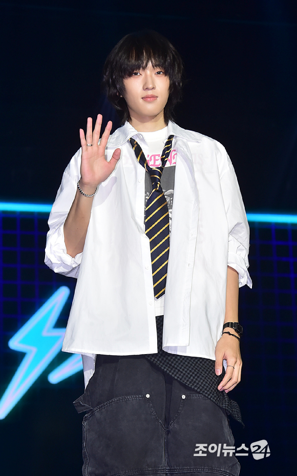 밴드 AxMxP(에이엠피) 김신이 10일 오후 서울 송파구 올림픽공원 올림픽홀에서 열린 AxMxP 첫 번째 정규 앨범 'AxMxP' 데뷔 쇼케이스에 참석하고 있다. [사진=정소희 기자]