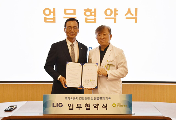 신익현 LIG넥스원 대표이사(왼쪽)와 신호철 중앙보훈병원장이 2일 중앙보훈병원에서 '국가유공자와 보훈가족의 건강증진 및 진료편의 향상을 위한 업무협약'을 체결하고 있다. [사진=LIG넥스원]