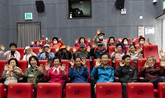 고향사랑기금사업 '엄니 극장가시게'에 참여한 어르신들이 기념사진을 찍고 있다  [사진=영암군]