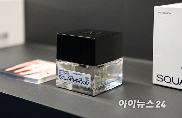31일 서울 성동구 성수동 케이팝아케이드에서 향으로 공간을 만드는 프래그런스 브랜드 '스퀘어룸(SQUAREROOM)' 신제품 론칭 행사가 열렸다. 오드퍼퓸 '001 Flip the page'와 '002 SSS Texture'의 모습. [사진=정소희 기자]