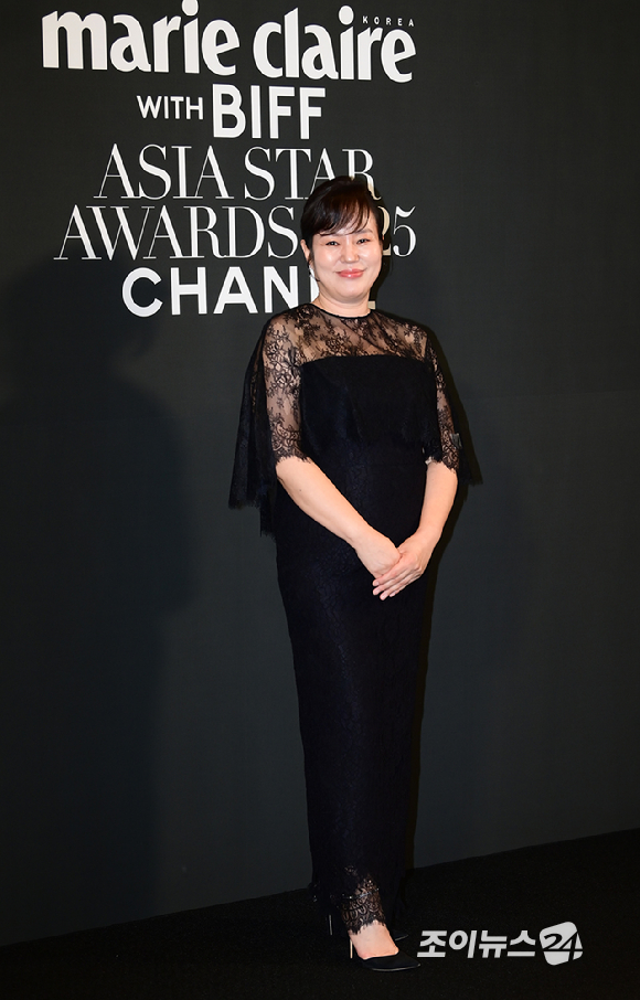 배우 김금순이 18일 부산 해운대구 중동 파라다이스호텔에서 열린 '2025 마리끌레르 아시아스타어워즈' 포토콜 행사에 참석하고 있다. [사진=정소희 기자]