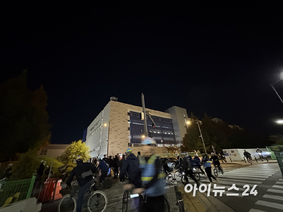 지난 19일 새벽 6시 경기도 평택시 삼성전자 평택캠퍼스 주변 도로에 출근하는 인력들의 행렬이 이어지고 있다. 2025.11.19 [사진=권서아 기자]
