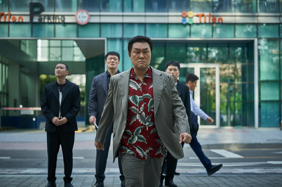 배우 진선규와 공명이 넷플릭스 영화 '남편들'에서 연기 호흡을 맞추고 있다. [사진=넷플릭스]