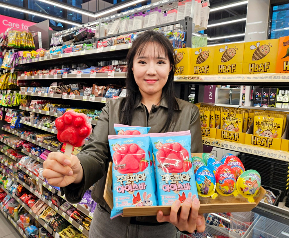 CU가 디즈니 애니메이션 영화 '주토피아'에 등장하는 아이스크림을 실제 상품으로 구현한 '주토피아 아이스바'를 출시한다. [사진=CU]