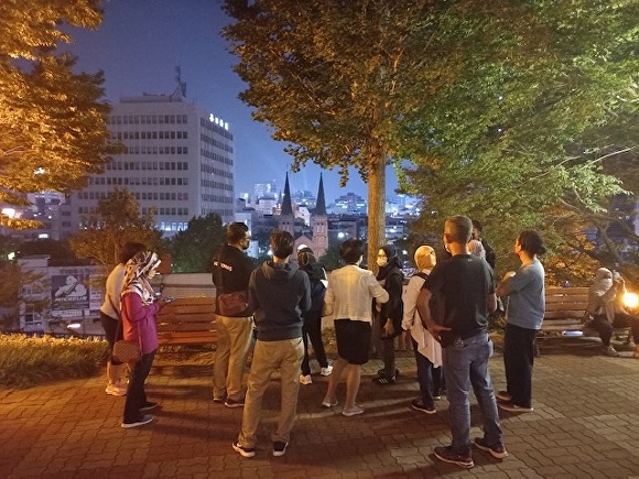 세계가스총회에 참가한 외국인들이 지난24일 대구 야간시티 관광을 즐기고 있다. [사진=대구시]