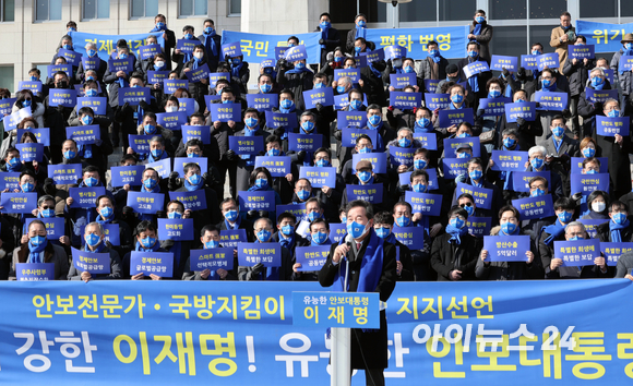 17일 오후 서울 여의도 국회 본청 앞에서 안보전문가ㆍ국방지킴이 3,000인 이재명 더불어민주당 대선 후보 지지선언이 열린 가운데 이낙연 총괄선대위원장이 발언하고 있다. [사진=국회사진취재단]