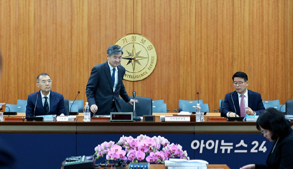 조태용 국가정보원장이 29일 서울 서초구 내곡동 국가정보원에서 열린 국회 정보위원회의 국정원에 대한 국정감사에 출석하고 있다. 왼쪽부터 황원진 2차장, 조 원장, 윤오준 3차장. [사진=곽영래 기자]