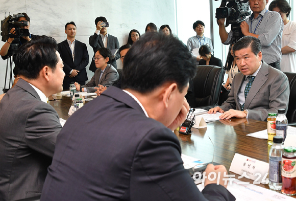 제임스 김 주한미국상공회의소 회장이 4일 오후 서울 여의도 주한미국상공회의소에서 열린 국민의힘-주한미국상공회의소(AMCHAM) 간담회에서 발언을 하고 있다. [사진=곽영래 기자]