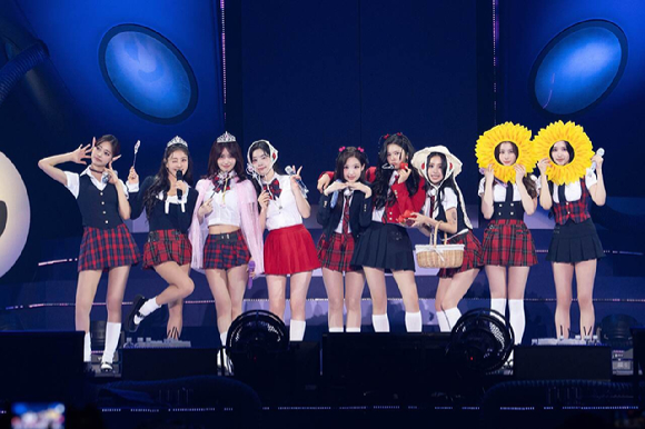 &quot;앞으로도 함께 하자&quot;…트와이스, 데뷔 10주년 팬미팅 성료