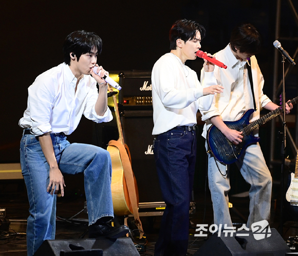 밴드 엔플라잉 이승협-유회승-차훈이 21일 오후 서울 송파구 잠실학생체육관에서 열린 '2026 JOY콘서트 - 보이스 오브 스프링(Voice of spring)'에서 멋진 무대를 선보이고 있다. [사진=정소희 기자]