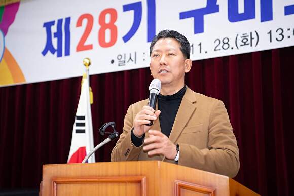 김장호 구미시장이 28일 노인대학 졸업식에서 축사를 하고 있다. [사진=구미시]