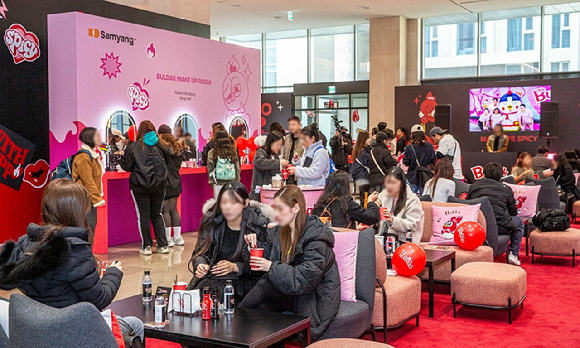 삼양식품 명동 사옥에 마련된 House of Burn 팝업스토어에서 방문객들이 시식과 휴식을 즐기며 브랜드 체험 공간을 이용하고 있다. [사진=삼양식품]