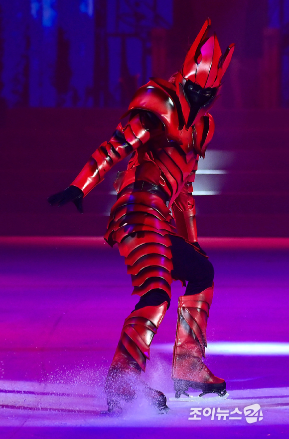 피겨선수 이시형이 23일 오후 서울 목동아이스링크에서 열린 뮤지컬 '나 혼자만 레벨업 on ICE' 프레스콜에서 열연하고 있다. [사진=정소희 기자]