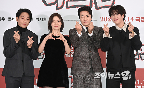 배우 박지환, 문채원, 권상우, 표지훈이 8일 오후 서울 송파구 신천동&nbsp;롯데시네마 월드타워점에서 열린 영화 '하트맨' 시사회에서 포토타임을 갖고 있다. [사진=곽영래 기자]