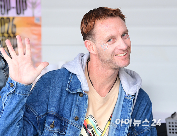 10일 서울 여의도 한강공원에서 열린 '2026 서울 스프링 페스티벌' 케이팝아케이드 부스에서 외국인 관광객이 체험을 하고 있다. [사진=정소희 기자]