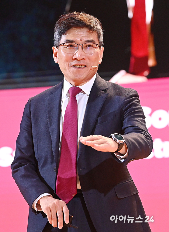 송재혁 삼성전자 디바이스솔루션(DS) 부문 최고기술책임자(CTO) 사장이 11일 서울 강남구 코엑스에서 열린 세미콘 코리아 2026에서 기조 강연을 하고 있다. [사진=곽영래 기자]