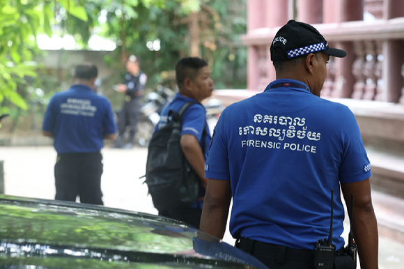 20일(현지시간) 캄보디아에서 범죄조직에 납치돼 피살당한 한국인 대학생 박모 씨의 공동부검이 열리는 캄보디아 프놈펜 턱틀라사원에 안치실 앞에 현지 경찰들이 오가고 있다. [사진=연합뉴스]