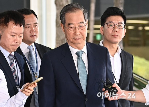 한덕수 전 총리가 19일 오전 서울 서초구 서울고검에 마련된 내란 특검팀(특별검사 조은석) 사무실에 조사를 받기 위해 출석하고 있다. [사진=곽영래 기자]