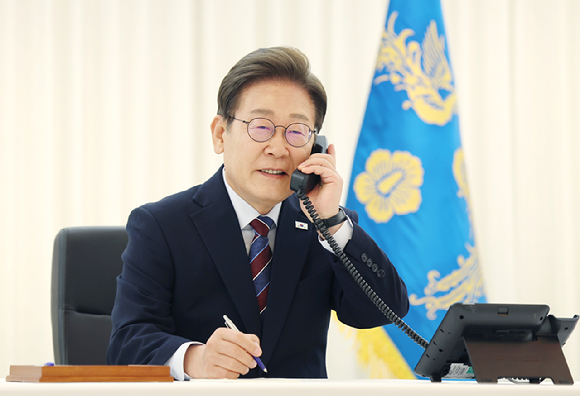 이재명 대통령이 6일 서울 한남동 관저에서 도널드 트럼프 미국 대통령과 전화 통화를 하기 위해 수화기를 들고 있다. 2025.6.6 [사진=연합뉴스]