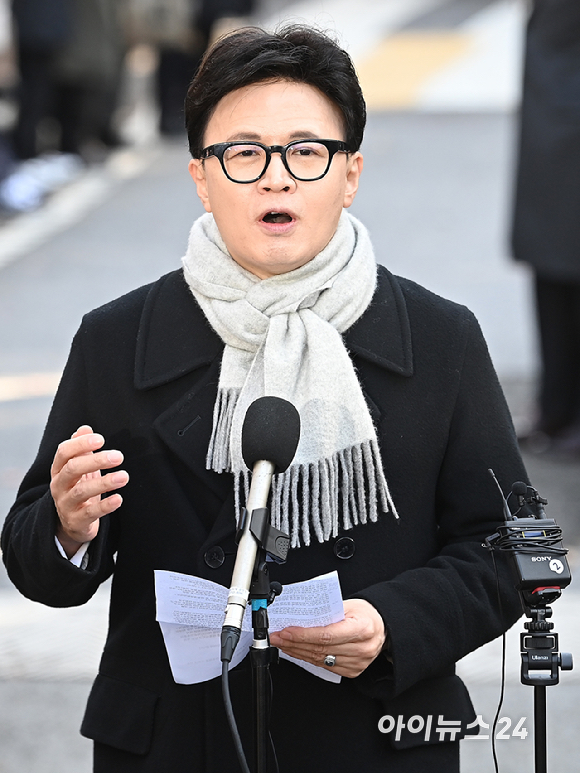 한동훈 국민의힘 전 대표가 3일 서울 여의도 국회도서관 앞 쪽문에서 12ㆍ3 비상계엄 1주년 관련 기자회견을 하고 있다. [사진=곽영래 기자]