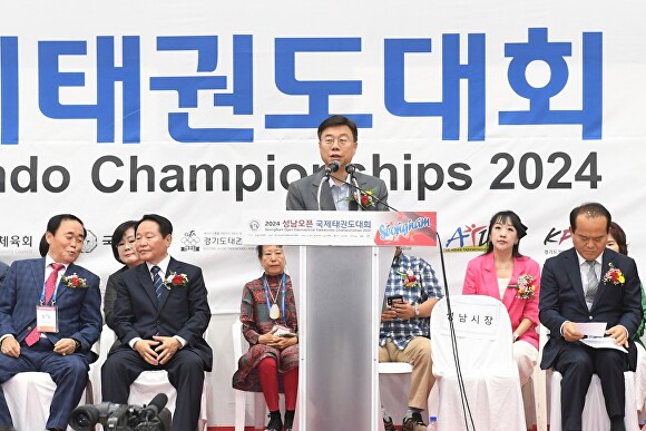 지난 20일 중원구 성남실내체육관에서 열린 ‘제11회 2024 성남오픈 국제 태권도 대회’에서 신상진 성남시장이 인사말을 하고 있다. [사진=성남시]