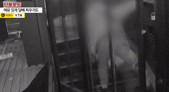 지난 16일 새벽 시간대 한 남성이 서울시 마포구 서교동 한 방탈출 카페에 침입해 돈을 훔치고 있다. [사진=YTN 보도화면 캡처]