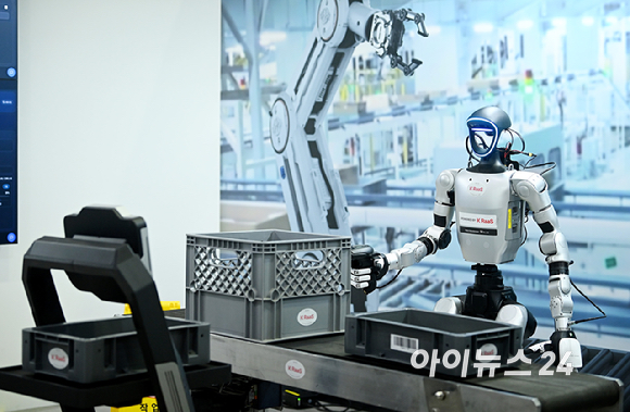 22일 서울 강남구 코엑스에서 열린 2026 월드IT쇼에서 KT부스에서 'K-RaaS'를 통한 산업 현장 피지컬 AI 시연을 하고 있다. [사진=곽영래 기자]