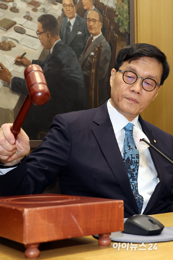 이창용 한국은행 총재가 17일 서울 중구 한국은행에서 열린 금융통화위원회 통화정책방향 회의를 주재하고 있다. [사진=사진공동취재단]