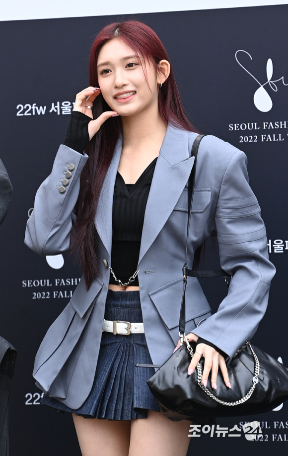 아이브 이서가 18일 서울 종로구 안국동 서울공예박물관에서 열린 '2022 F/W 서울패션위크' 본봄(BONBOM) 포토콜 행사에 참석하고 있다. [사진=정소희 기자]