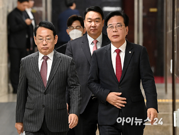 국민의힘 송언석 원내대표와 김도읍 정책위의장 등 지도부가 7일 오전 국회에서 열린 원내대책회의에 참석하고 있다. [사진=곽영래 기자]