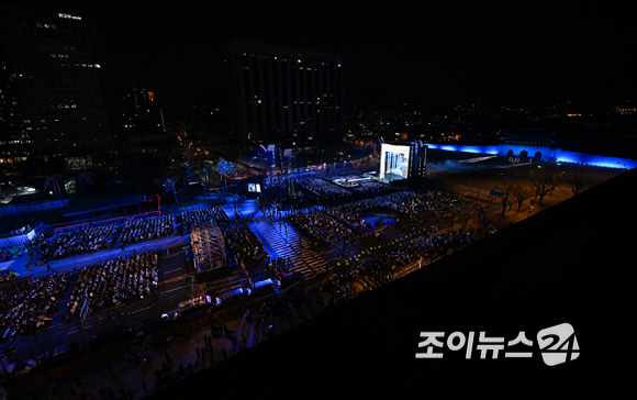 방탄소년단(BTS)이 21일 오후 서울 광화문 광장에서 정규 5집 '아리랑(ARIRANG)' 앨범 발매를 기념해 컴백 무대를 선보이고 있다. [사진=사진공동취재단]