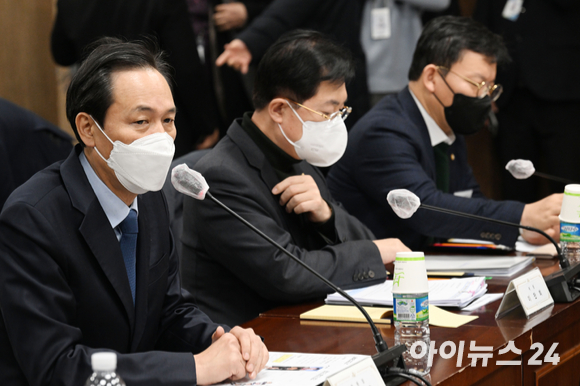 우상호 이태원 참사 국정조사 특별위원회 위원장이 지난 23일 서울 용산구청 대회의실에서 열린 용산구청 현장조사에서 발언하고 있다. [사진=국회사진취재단]